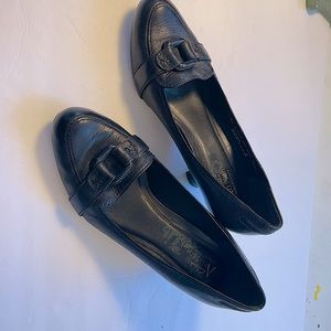 Black leather Clark artisan women’s pumps size 8.5 med